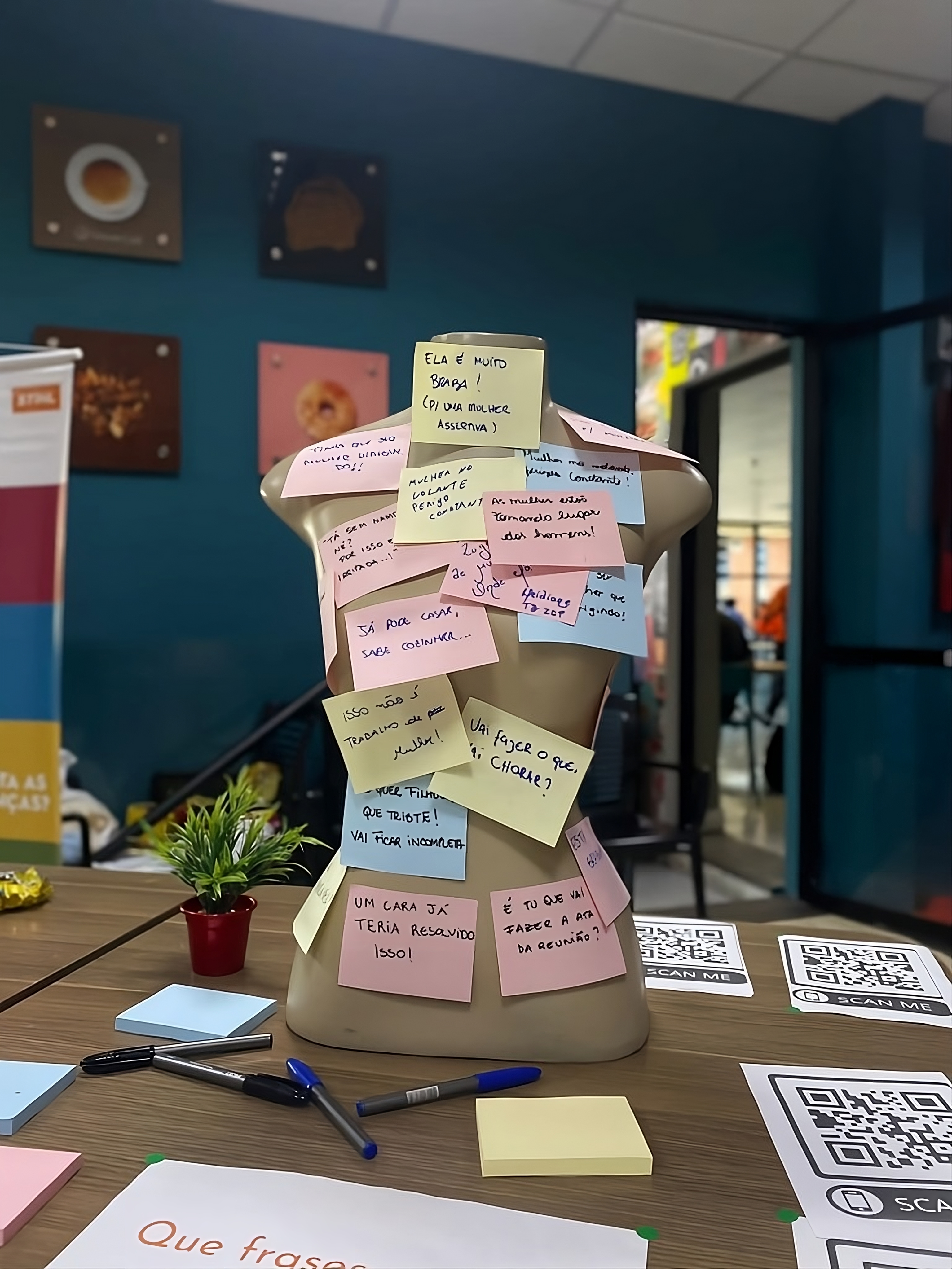 Las mujeres de STIHL en Brasil pueden anotar comentarios inapropiados en post-its.