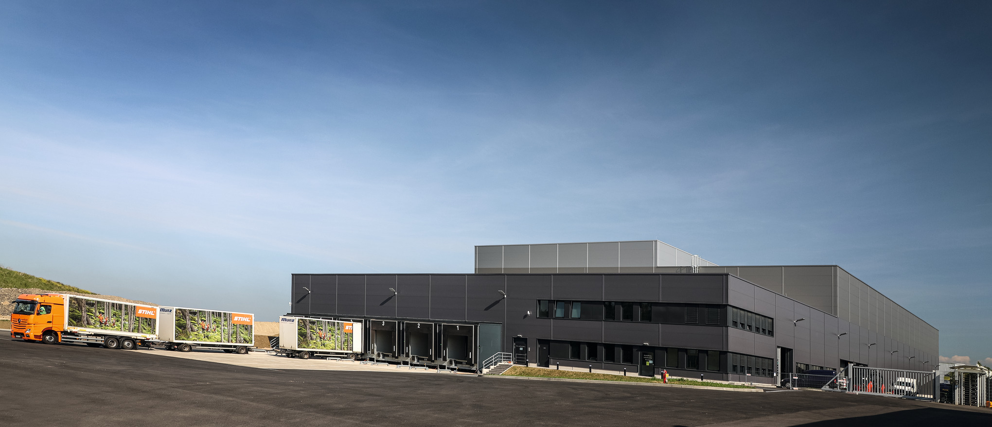 La planta de fundición a presión de magnesio de STIHL en Weinsheim, Renania-Palatinado, se amplía y pone en marcha la nueva logística de producción. Con 18 millones de euros de inversión total, este nuevo edificio es la mayor inversión individual de la empresa en la sede de Weinsheim.